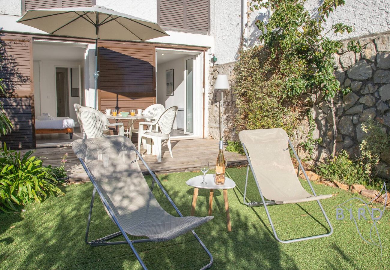 Apartment in Mandelieu-la-Napoule - Cozy Apartment Beautiful Domain Swimming Pool 