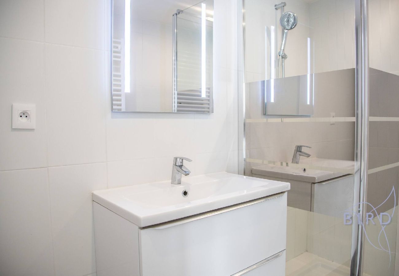 Apartment in Mandelieu-la-Napoule - Cozy Apartment Beautiful Domain Swimming Pool 