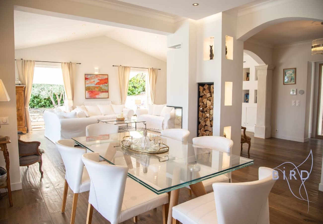 Villa in Peymeinade - Spacious Family Home in Peymeinade – Sleeps 10 – Pool & Garden