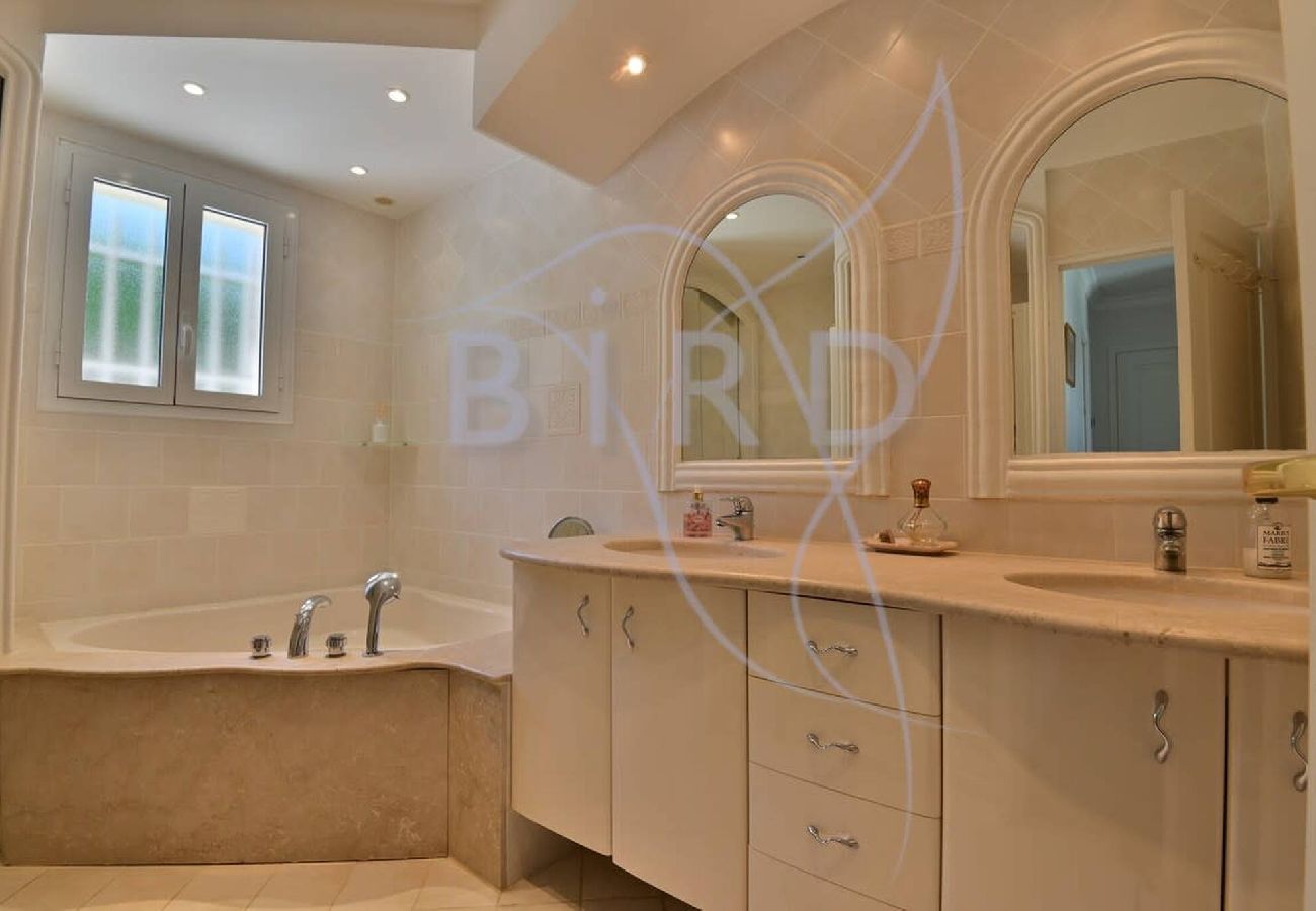Villa in Peymeinade - Spacious Family Home in Peymeinade – Sleeps 10 – Pool & Garden