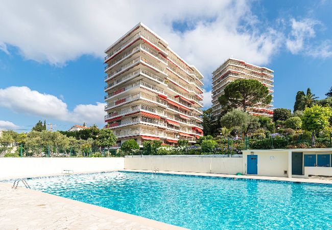 Apartment in Antibes - Vue Mer & Jardins, Grand 3 Pièces
