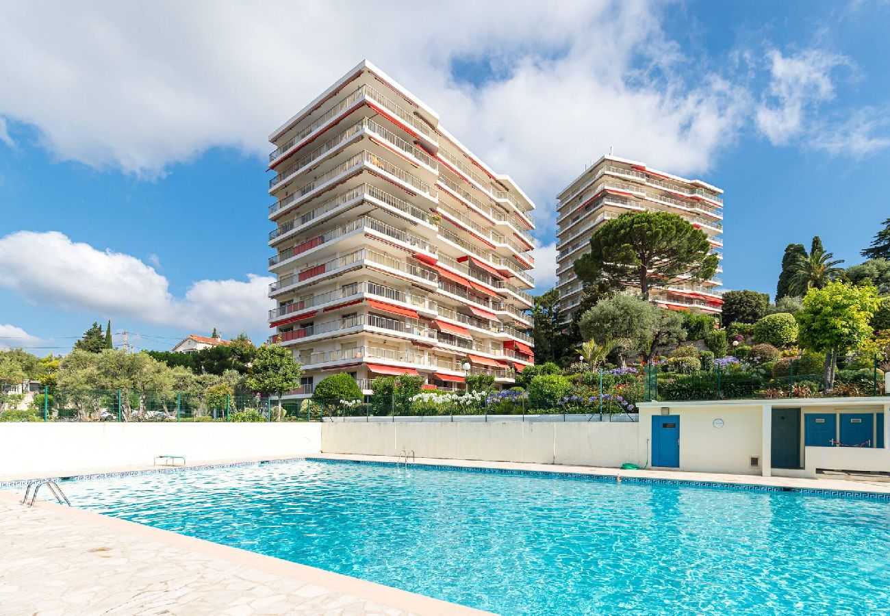 Apartment in Antibes - Vue Mer & Jardins, Grand 3 Pièces