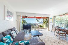 Apartment in Antibes - Vue Mer & Jardins, Grand 3 Pièces