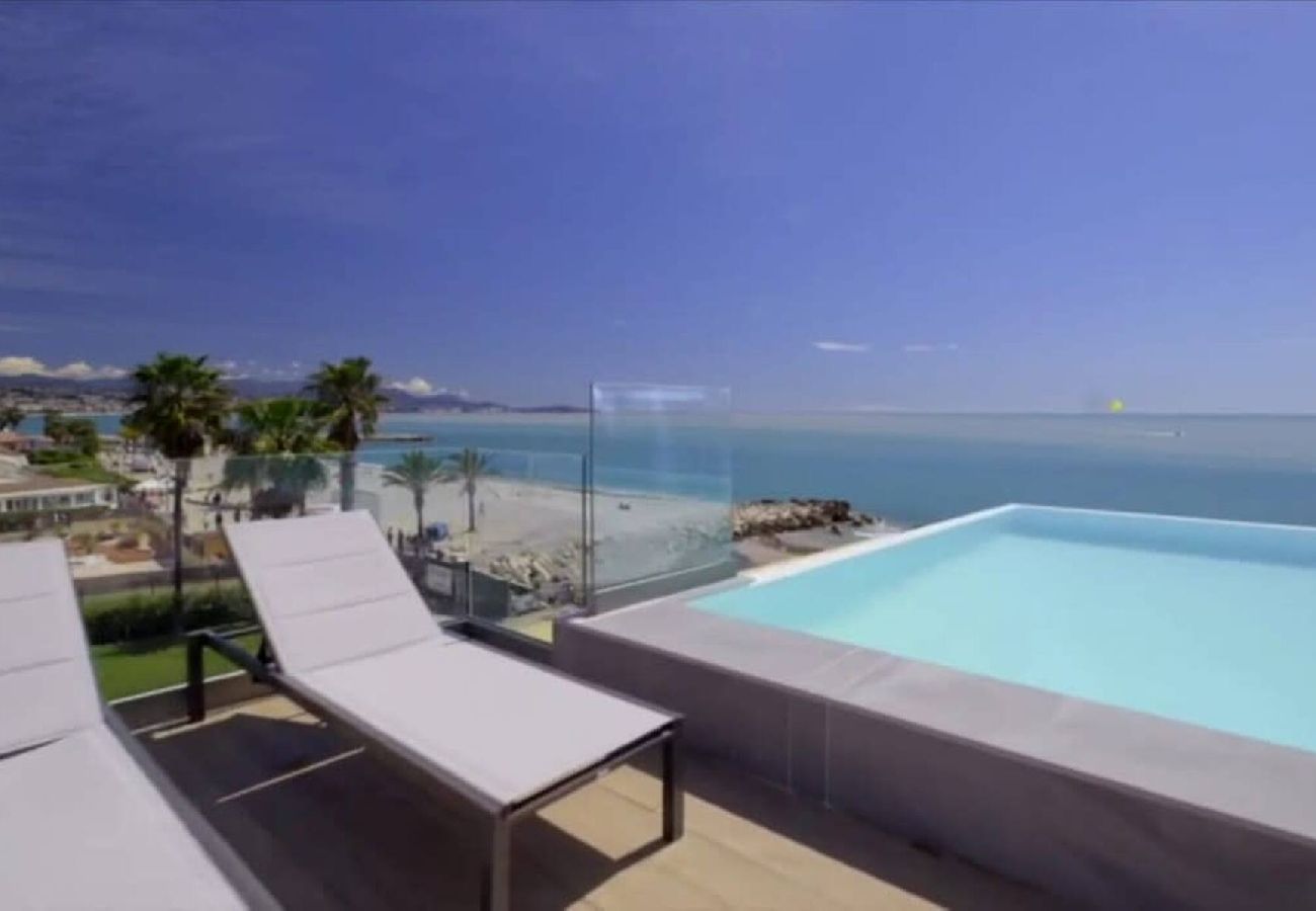 Studio in Villeneuve-Loubet - Studio feet in the water