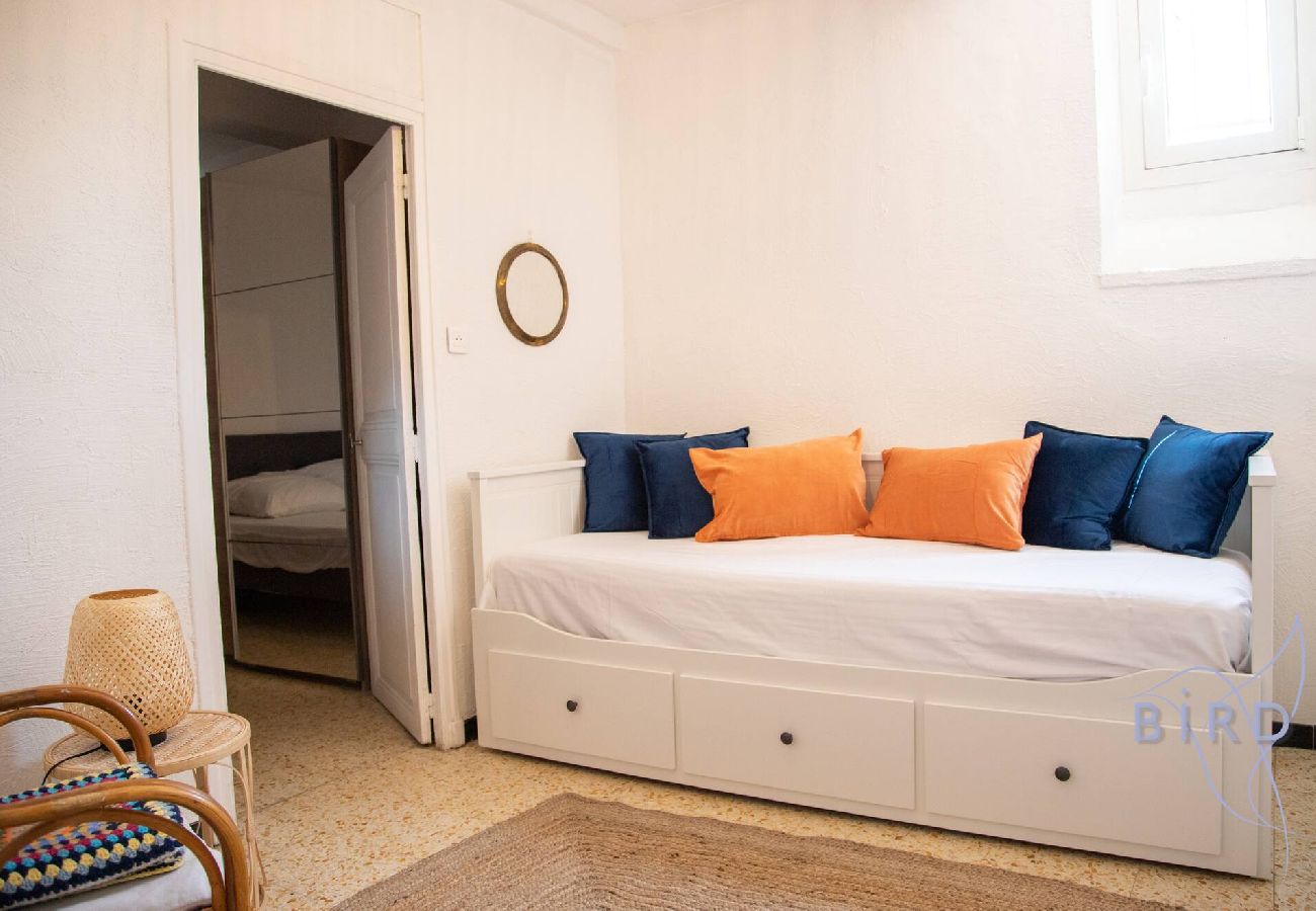 Apartment in Antibes - Beautiful authentic apartment in the heart of old 