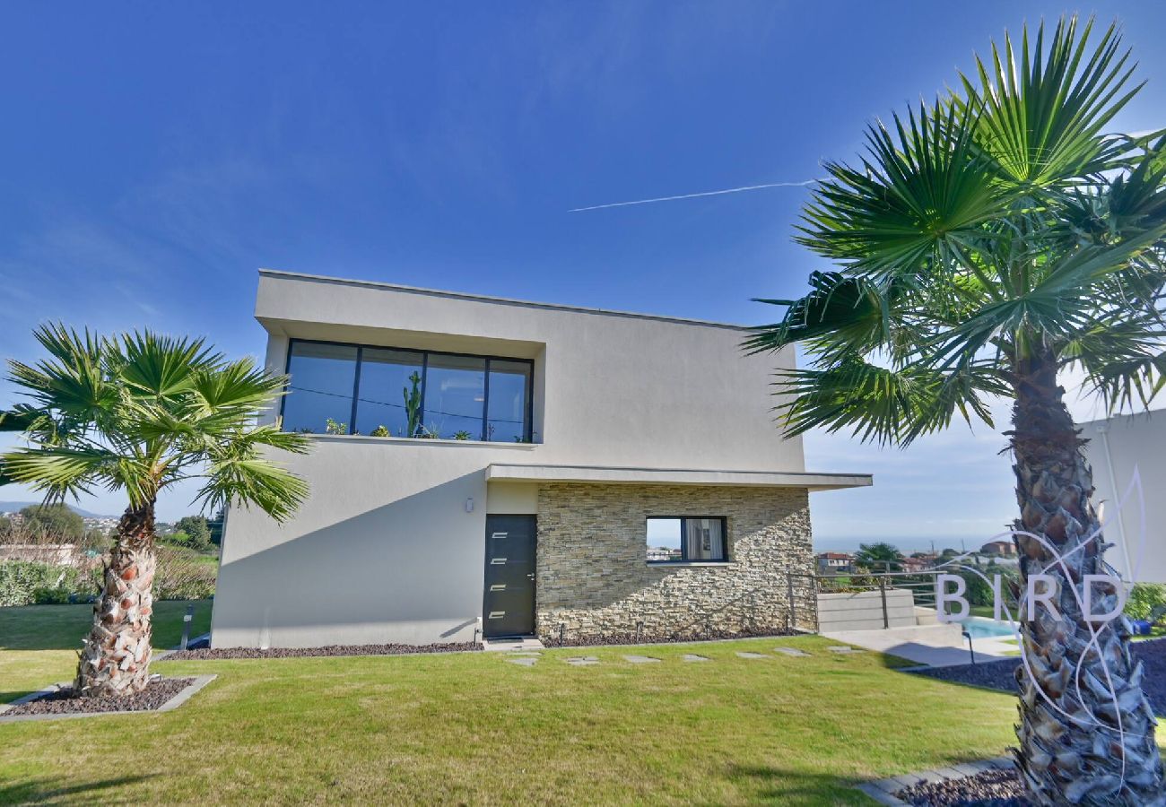 Villa in Cagnes-sur-Mer - Contemporary Villa Pool and Sea View 
