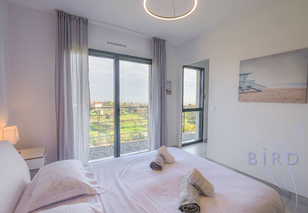Villa in Cagnes-sur-Mer - Contemporary Villa Pool and Sea View 