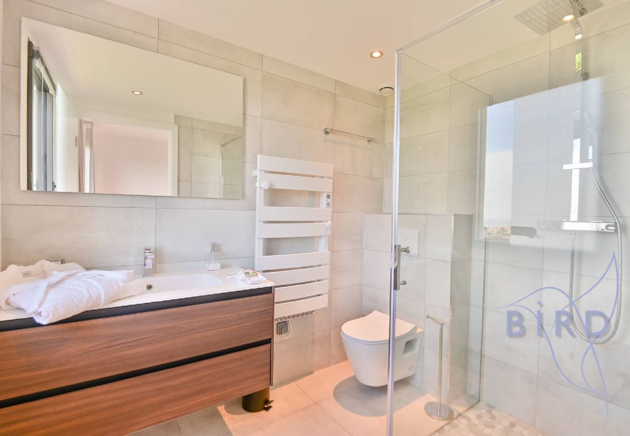 Villa in Cagnes-sur-Mer - Contemporary Villa Pool and Sea View 