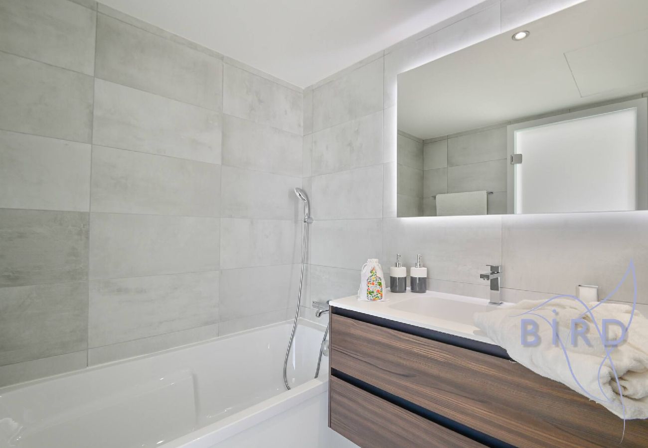 Villa in Cagnes-sur-Mer - Contemporary Villa Pool and Sea View 