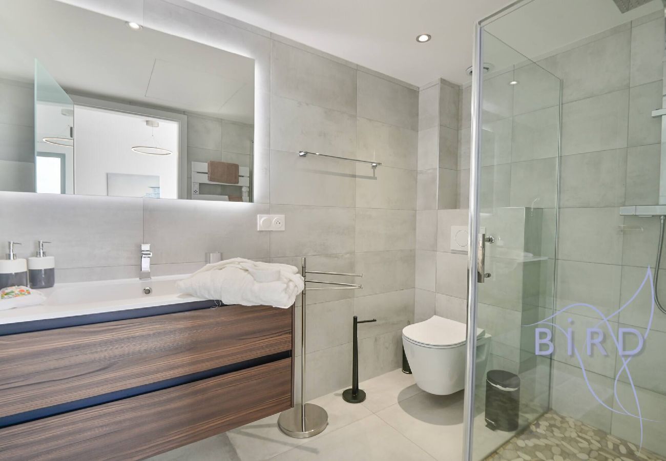 Villa in Cagnes-sur-Mer - Contemporary Villa Pool and Sea View 