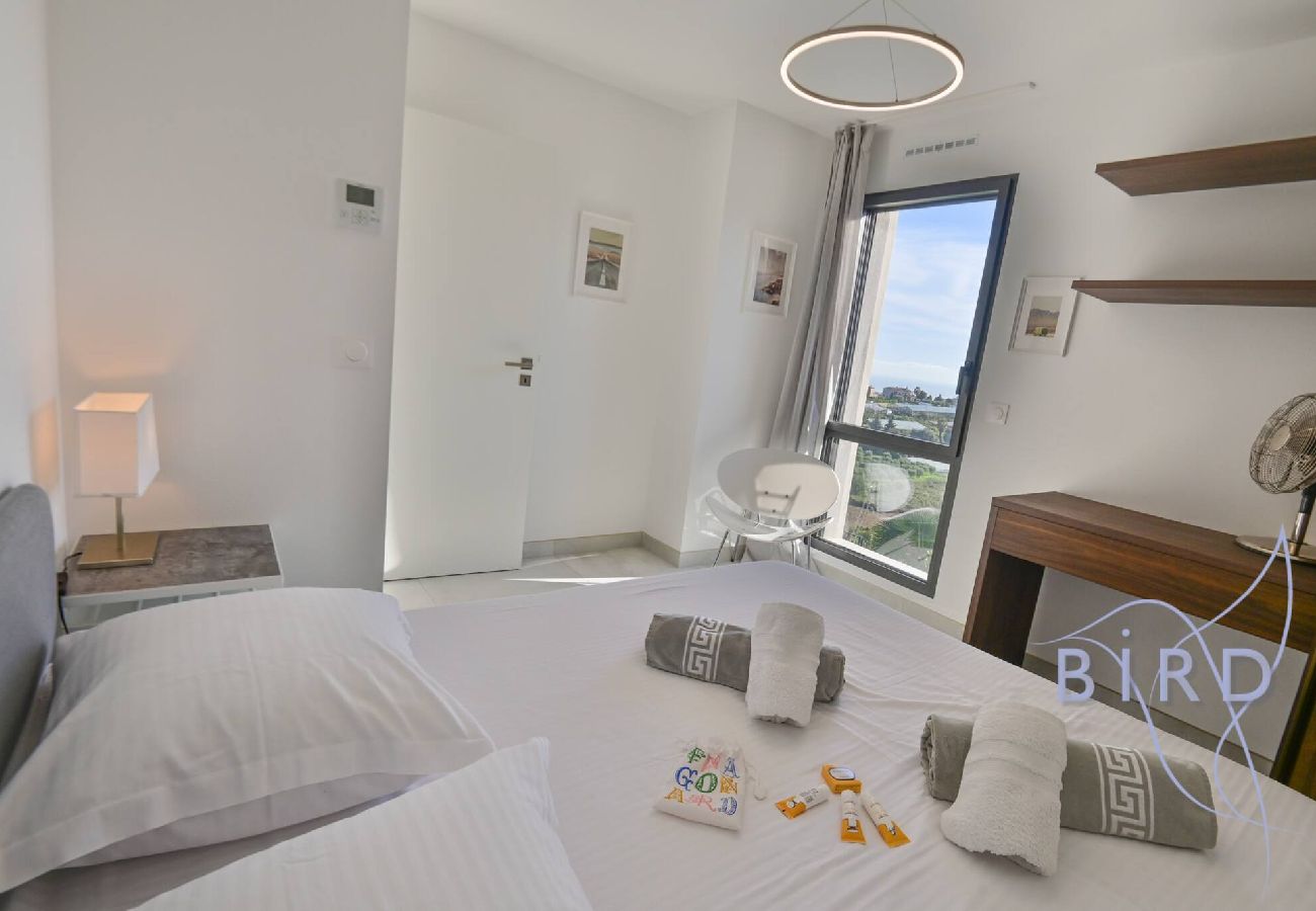 Villa in Cagnes-sur-Mer - Contemporary Villa Pool and Sea View 