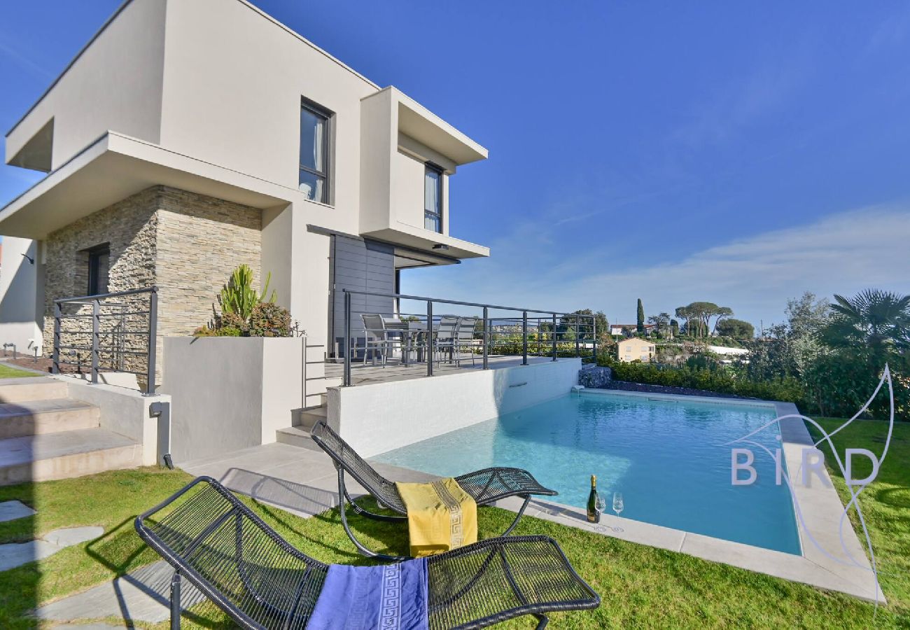 Villa in Cagnes-sur-Mer - Contemporary Villa Pool and Sea View 