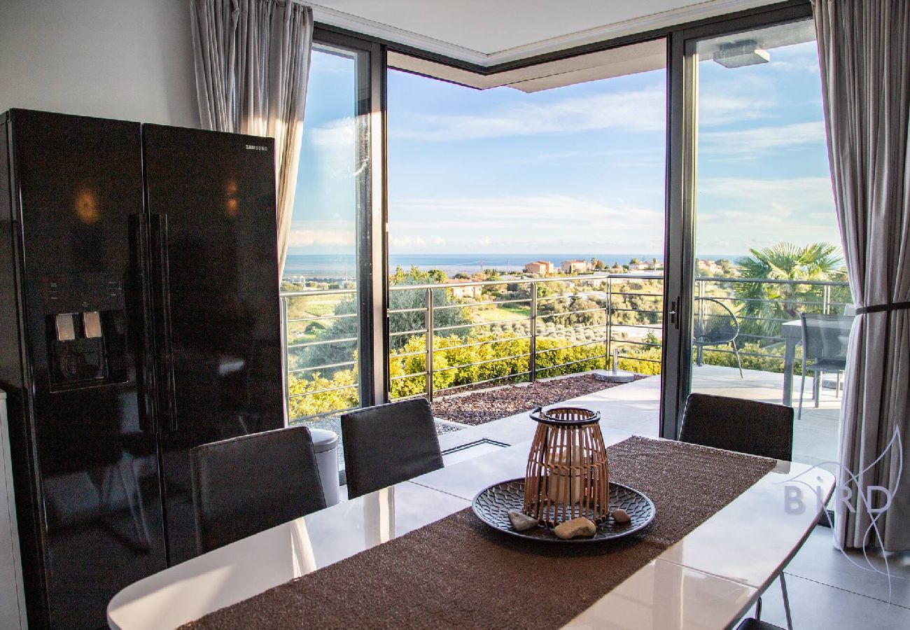 Villa in Cagnes-sur-Mer - Contemporary Villa Pool and Sea View 