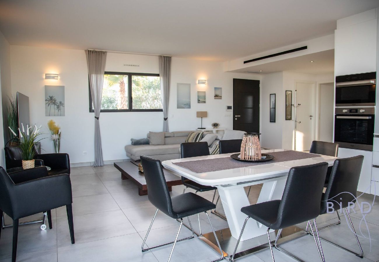 Villa in Cagnes-sur-Mer - Contemporary Villa Pool and Sea View 