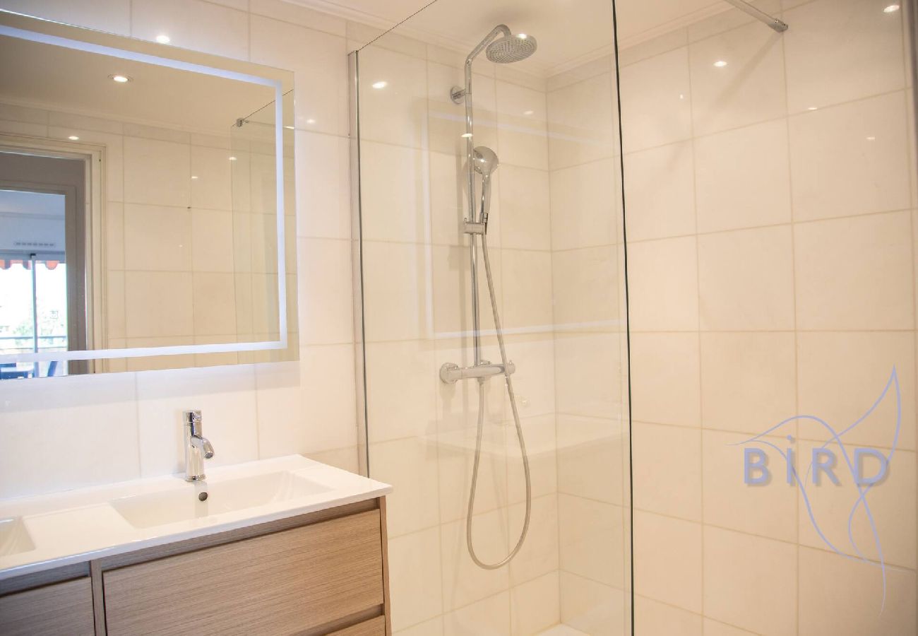 Apartment in Cannes - Vue Mer et Esterel Cannes just next to the beach 