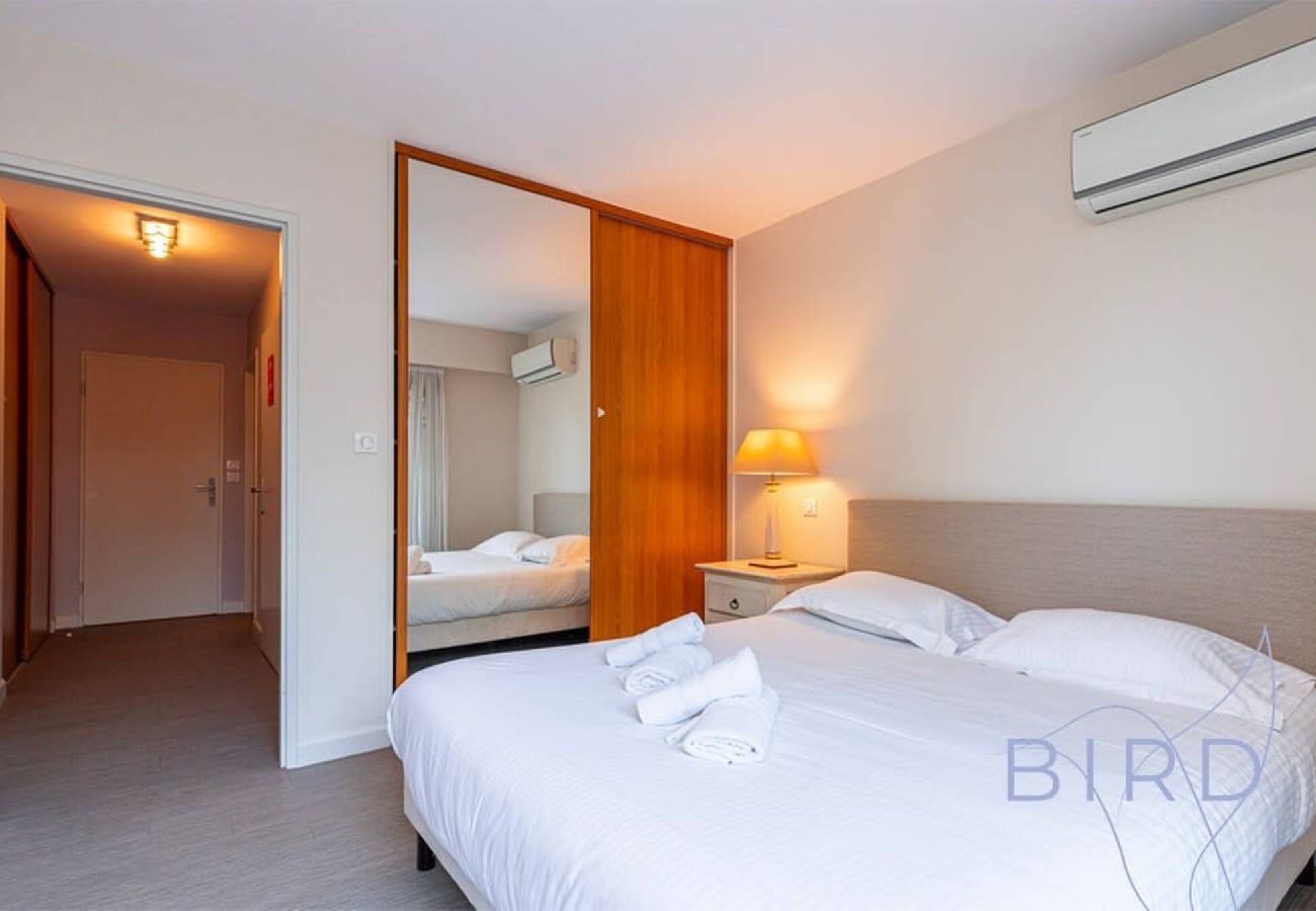 Apartment in Antibes - Spacious apartment Pool and Parking 
