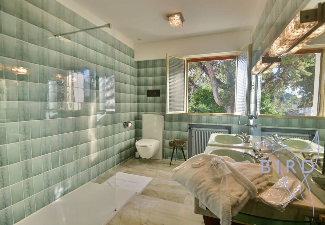 Villa in Mougins - Magnificent residence with pool next to the Golf