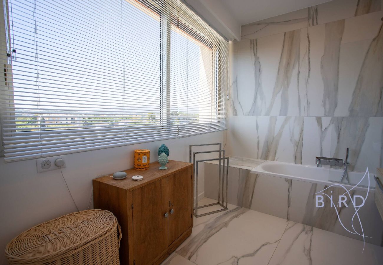 Apartment in Antibes - Smart flat in Antibes sea view AC parking 