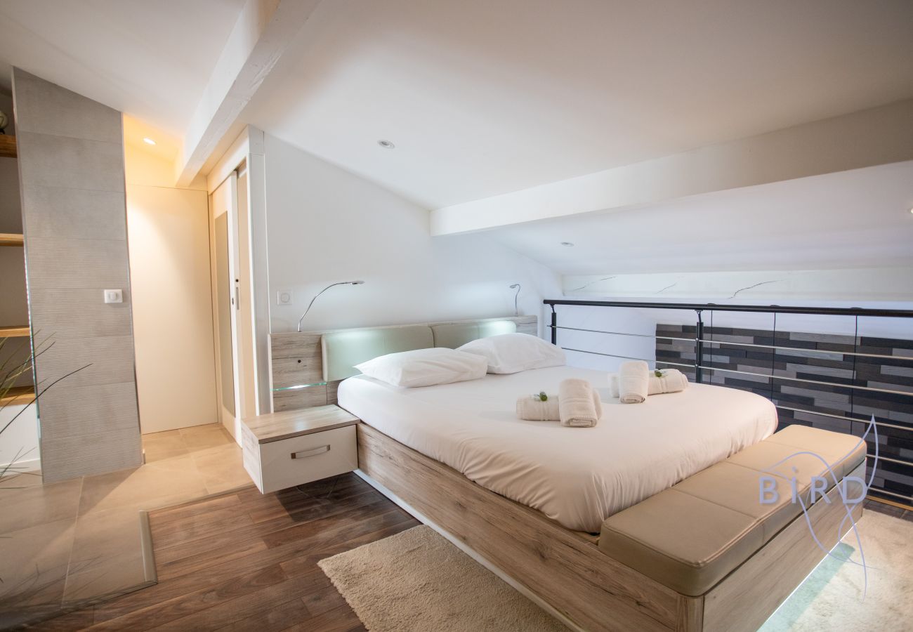 Apartment in Cannes-la-Bocca - Contemporary duplex by the sea with AC parking