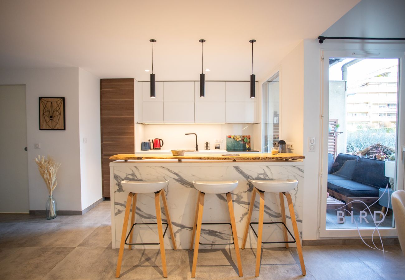 Apartment in Cannes-la-Bocca - Contemporary duplex by the sea with AC parking
