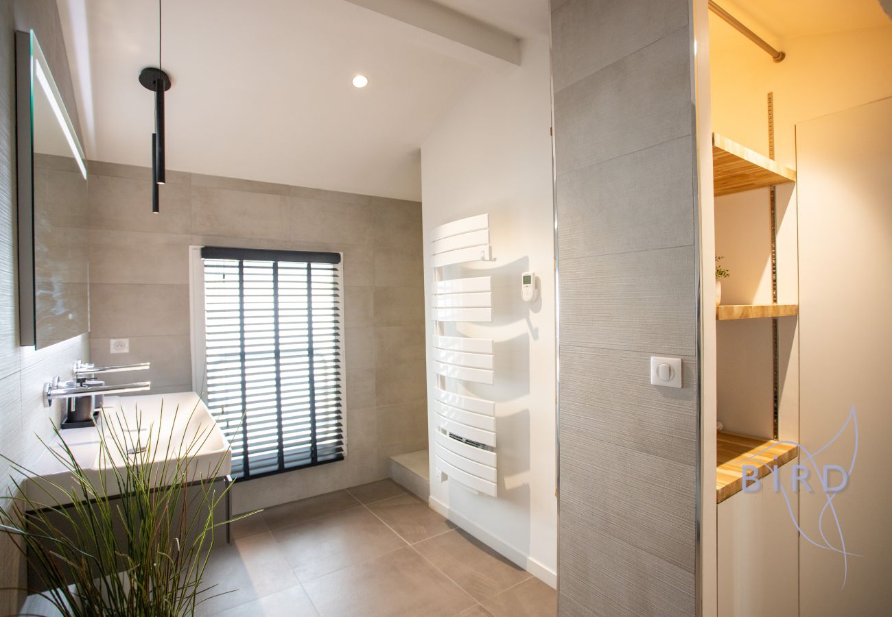 Apartment in Cannes-la-Bocca - Contemporary duplex by the sea with AC parking