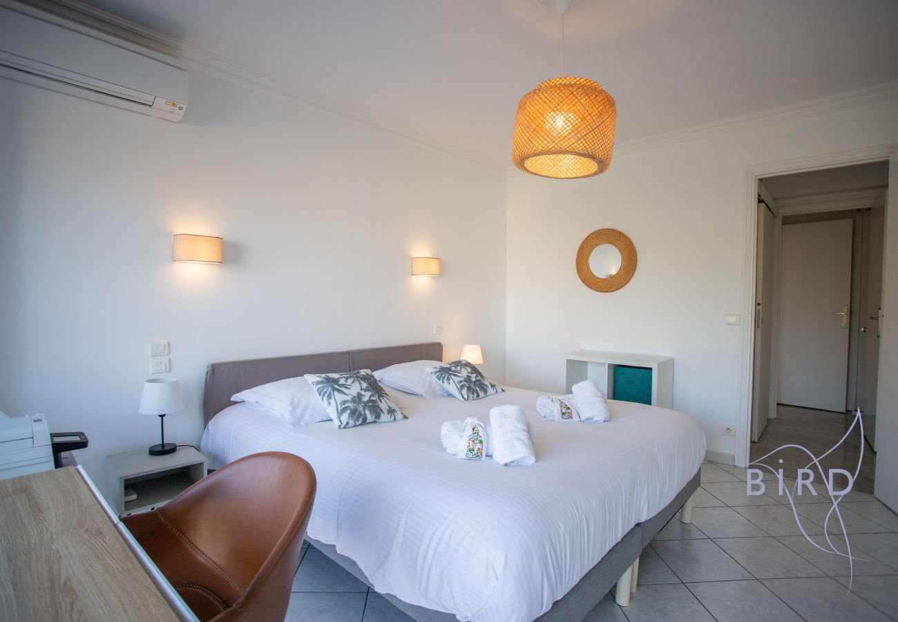 Apartment in Cannes - Spacious apartment with terrace, parking, and pool - Cannes Montfleury