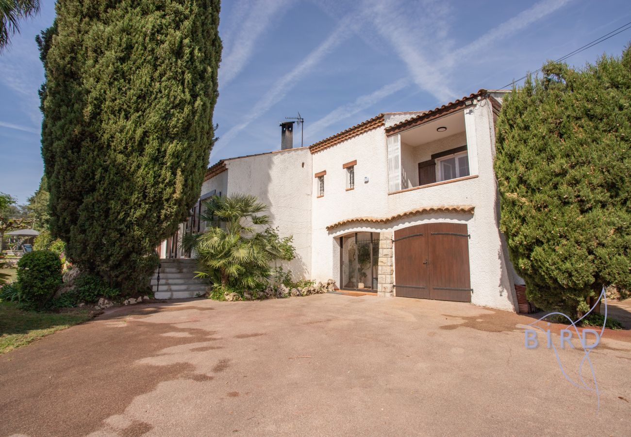 House in Mougins - Charming family home with a pool 