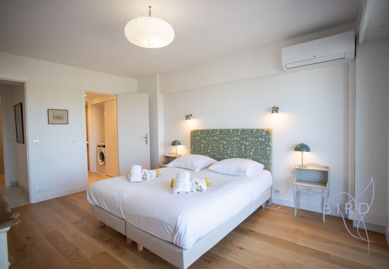 Apartment in Antibes - Exceptional 2-bedroom apartment with terrace and sea/port/Fort Vauban view