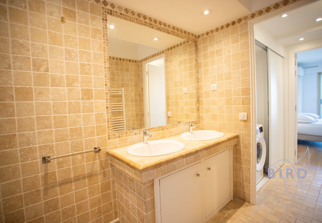 Apartment in Antibes - Exceptional 2-bedroom apartment with terrace and sea/port/Fort Vauban view