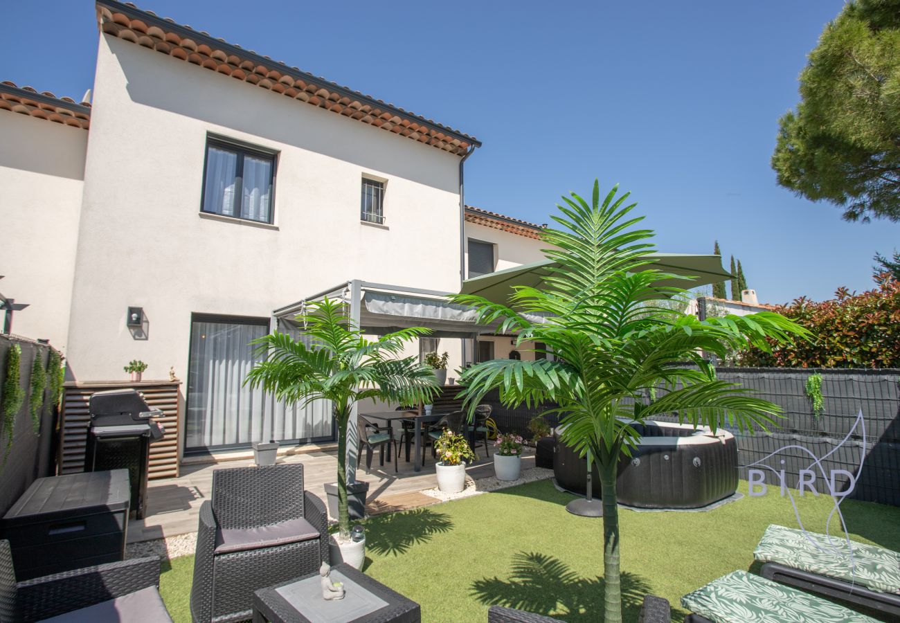 Terraced House in Callian - Charming Semi-Detached House with Terrace, Private Jacuzzi, and Garden