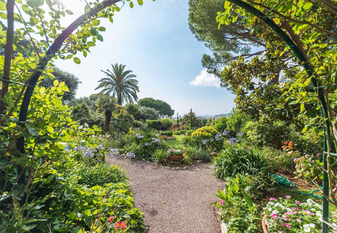 Appartement à Antibes - Vue Mer Jardins à Antibes 