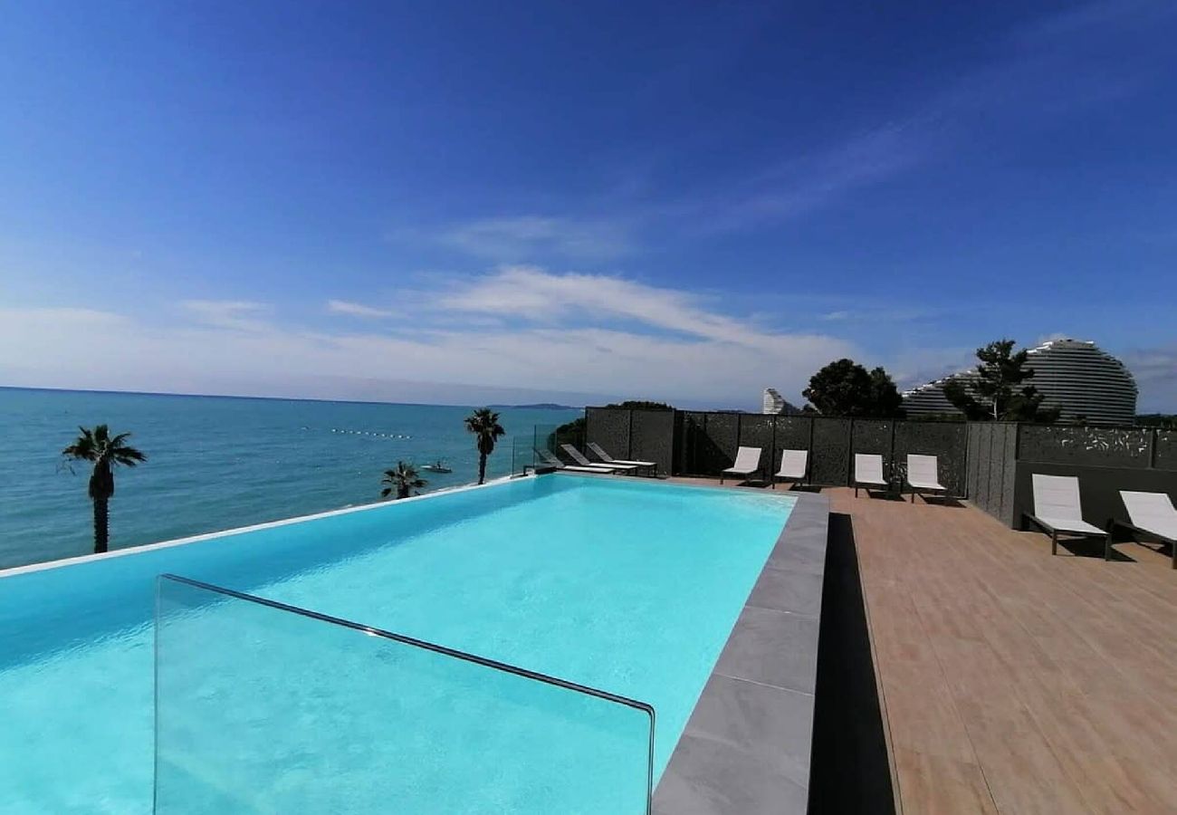 Studio à Villeneuve-Loubet - Joli studio les pieds dans l'eau 