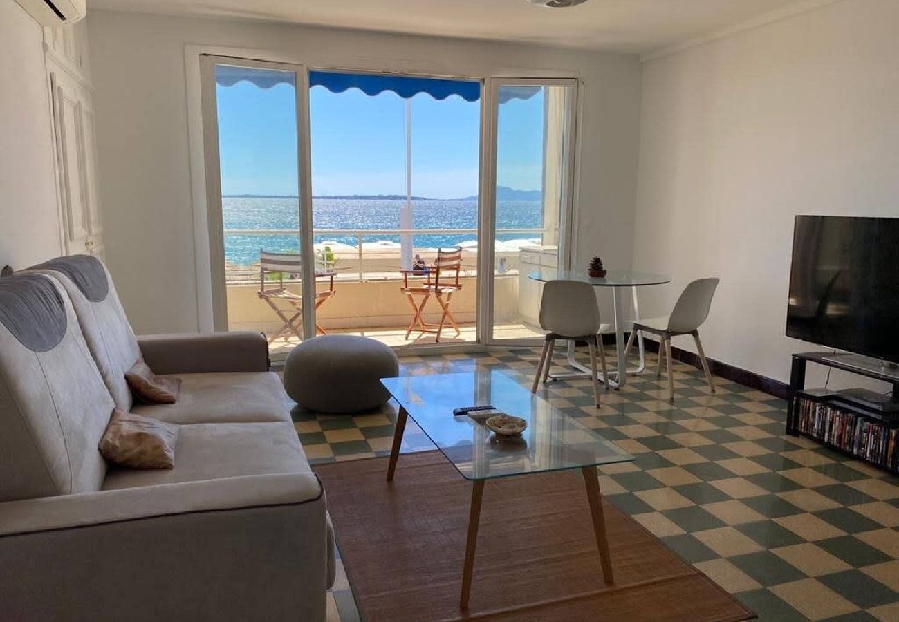 Studio à Antibes - Grand studio en front de mer 
