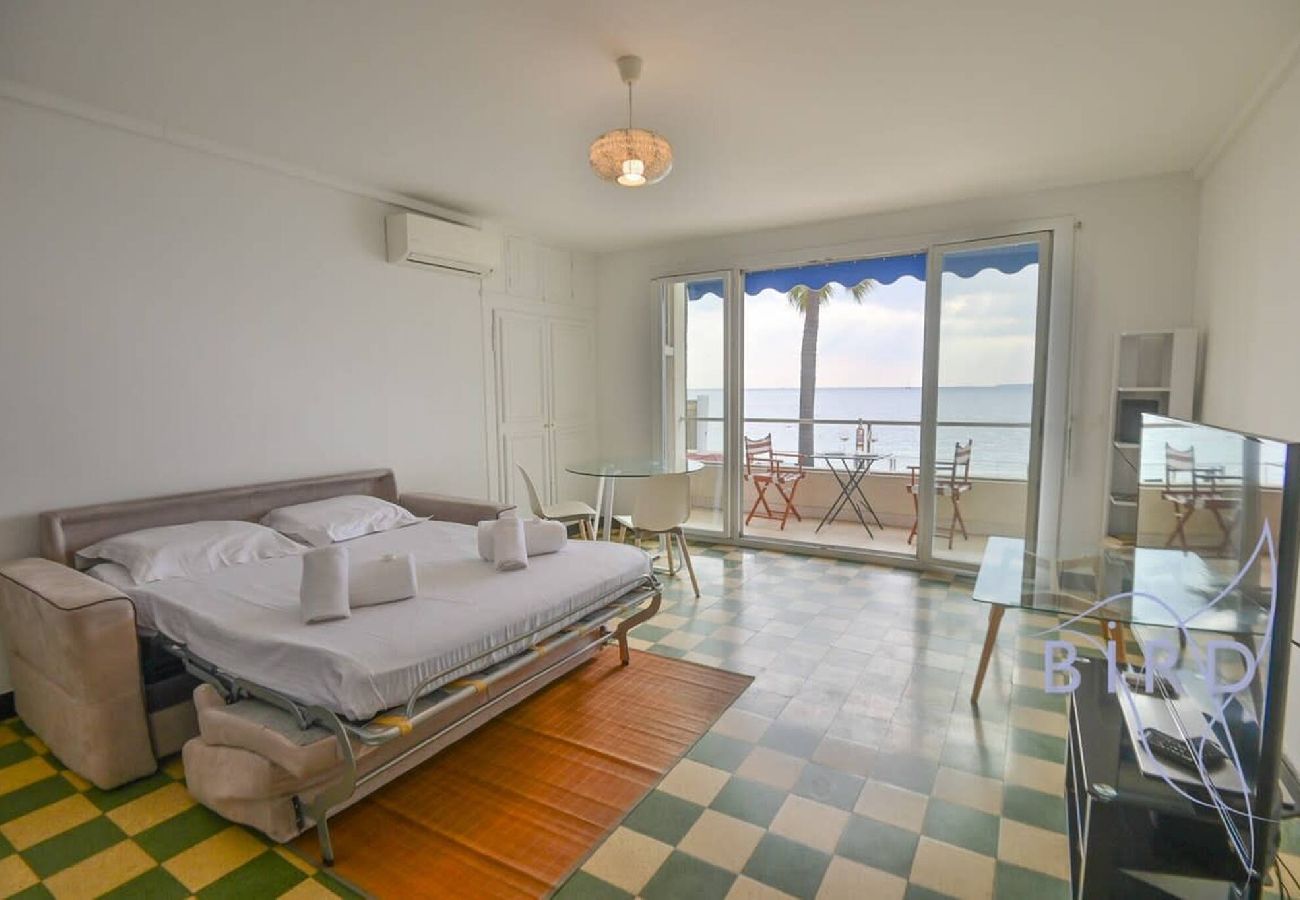 Studio à Antibes - Grand studio en front de mer 