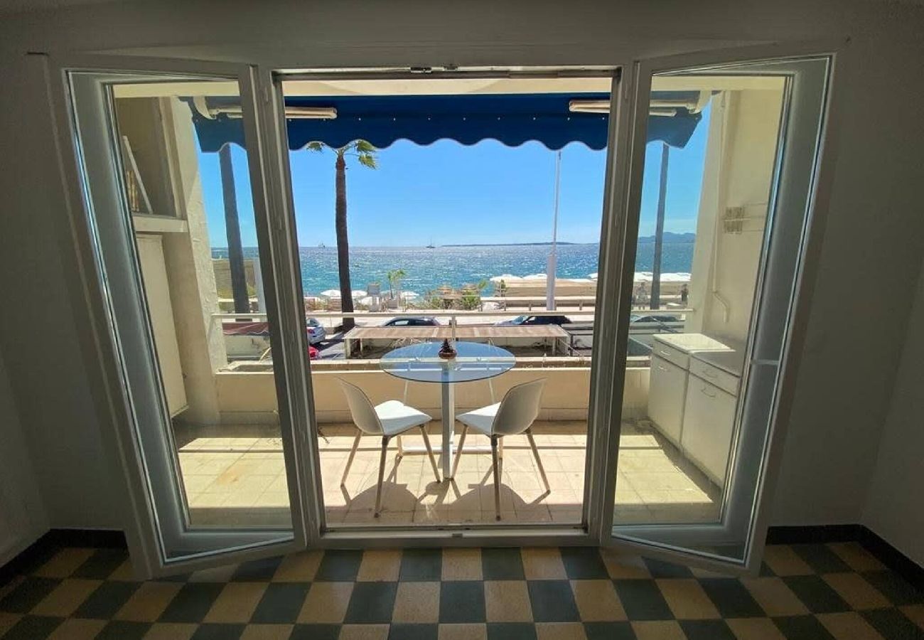 Studio à Antibes - Grand studio en front de mer 