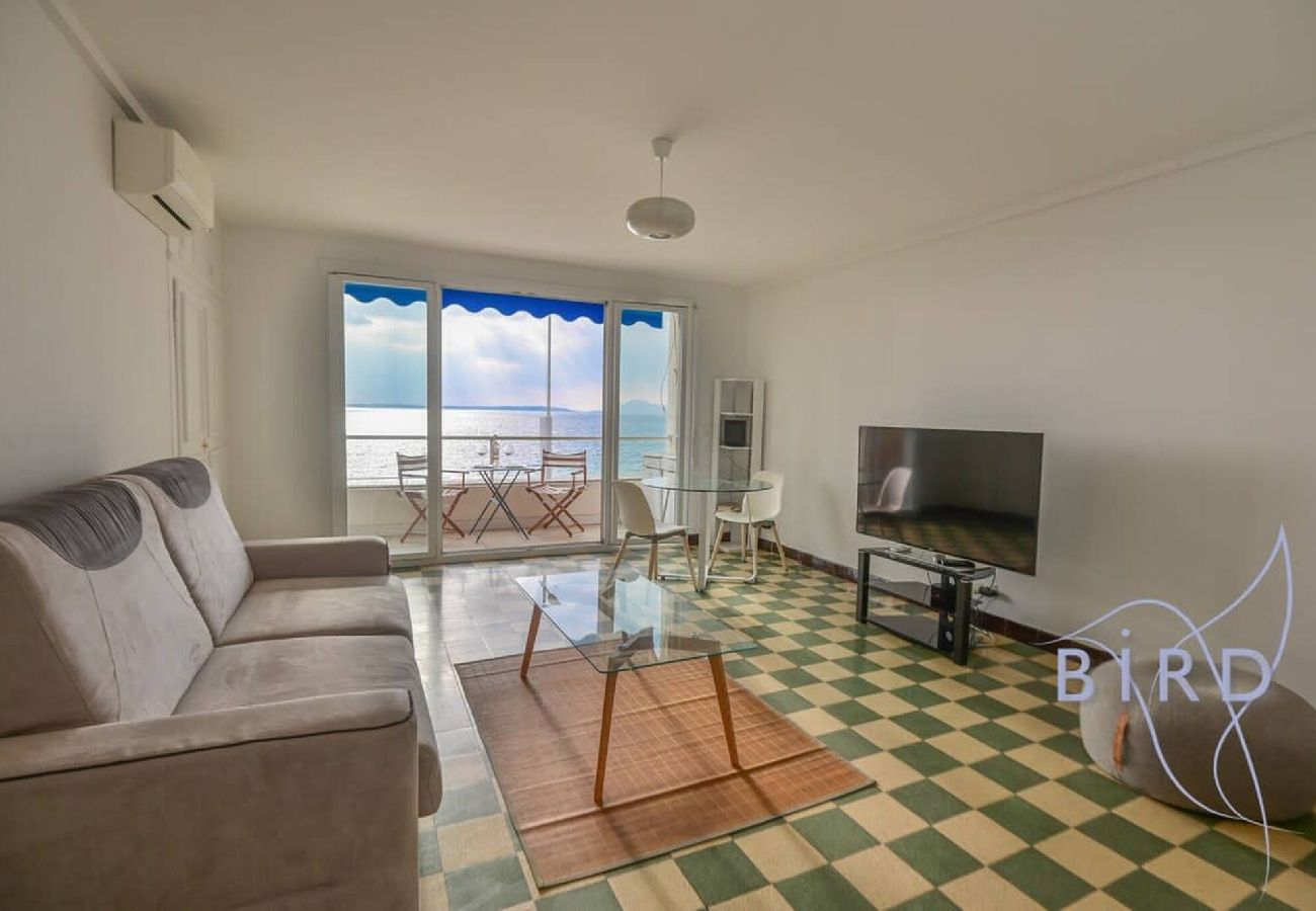 Studio à Antibes - Grand studio en front de mer 