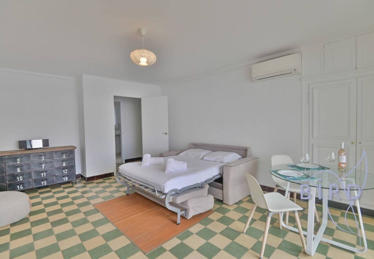 Studio à Antibes - Grand studio en front de mer 