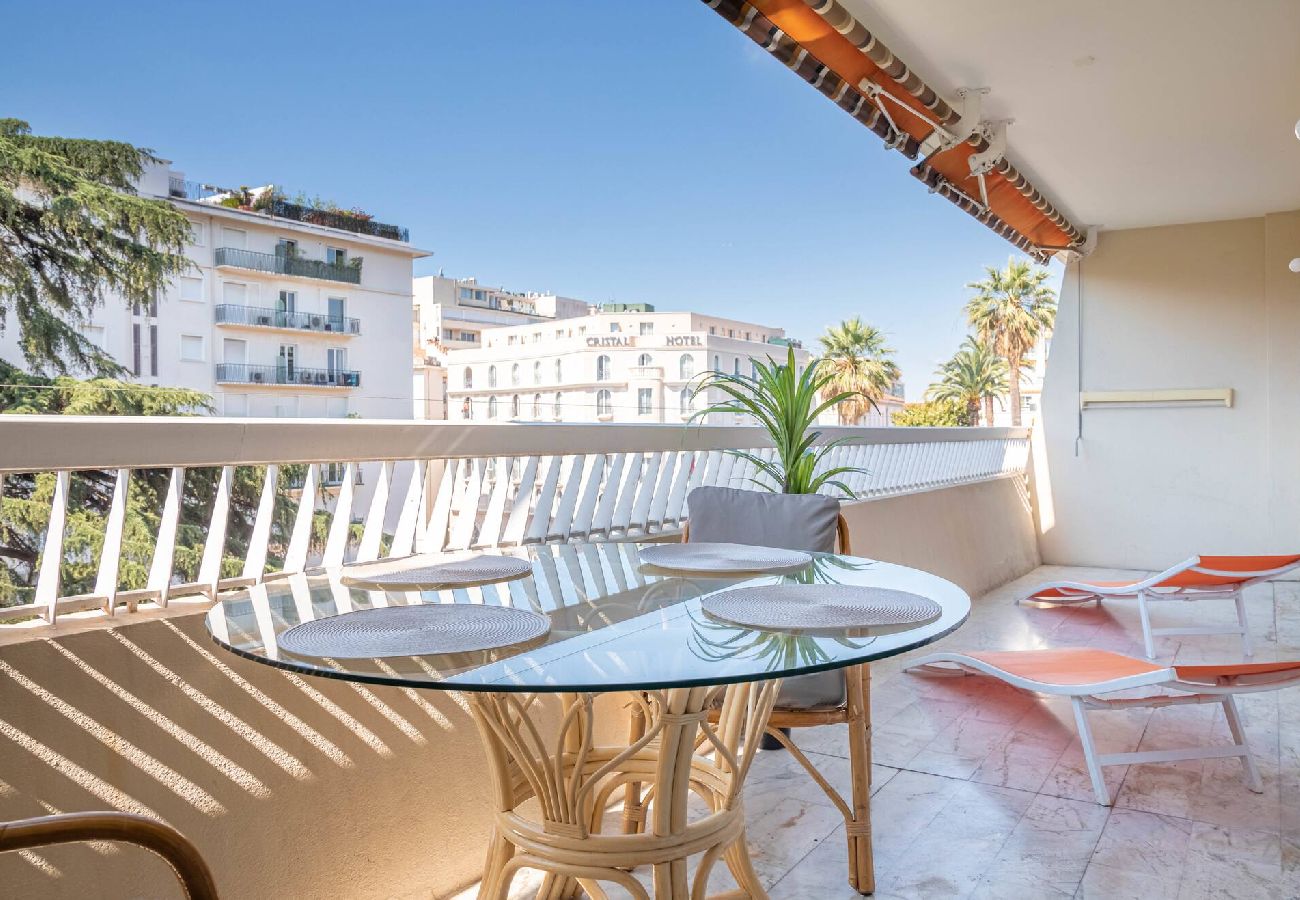 Appartement à Cannes - Rue d'Antibes Lumineux 2 P terrasse 