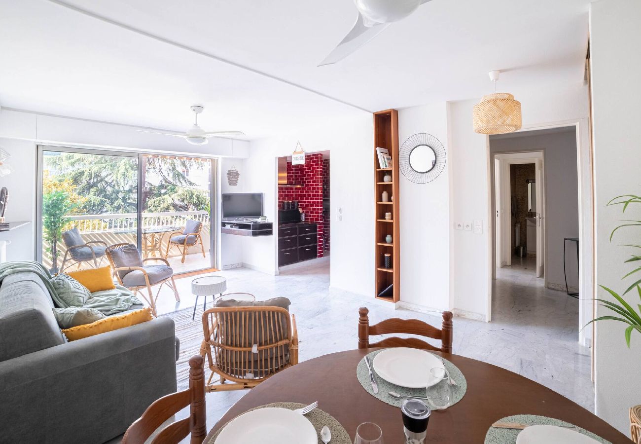 Appartement à Cannes - Rue d'Antibes Lumineux 2 P terrasse 