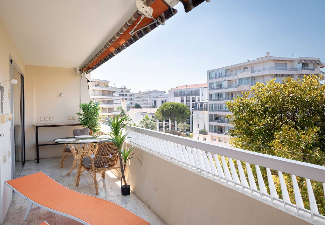 Appartement à Cannes - Rue d'Antibes Lumineux 2 P terrasse 