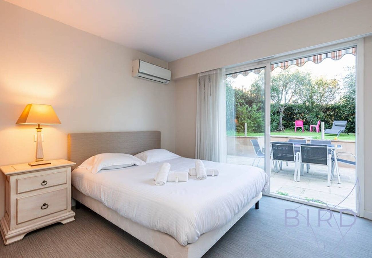 Appartement à Antibes - Spacieux T3 Piscine et Parking 