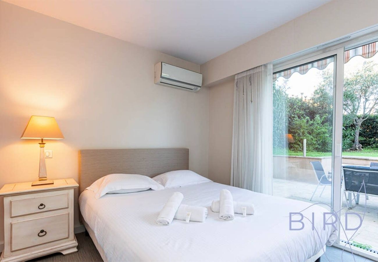 Appartement à Antibes - Spacieux T3 Piscine et Parking 