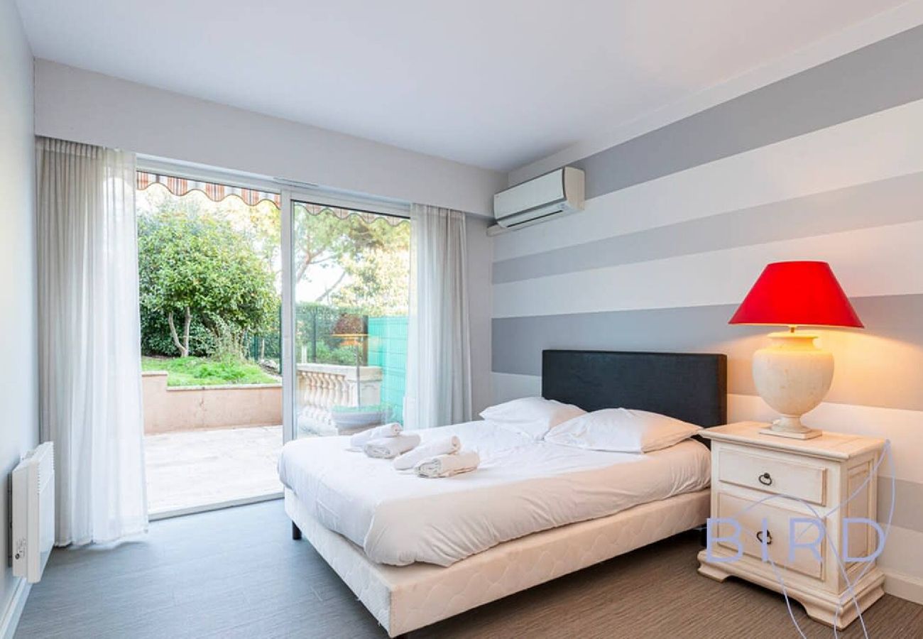 Appartement à Antibes - Spacieux T3 Piscine et Parking 
