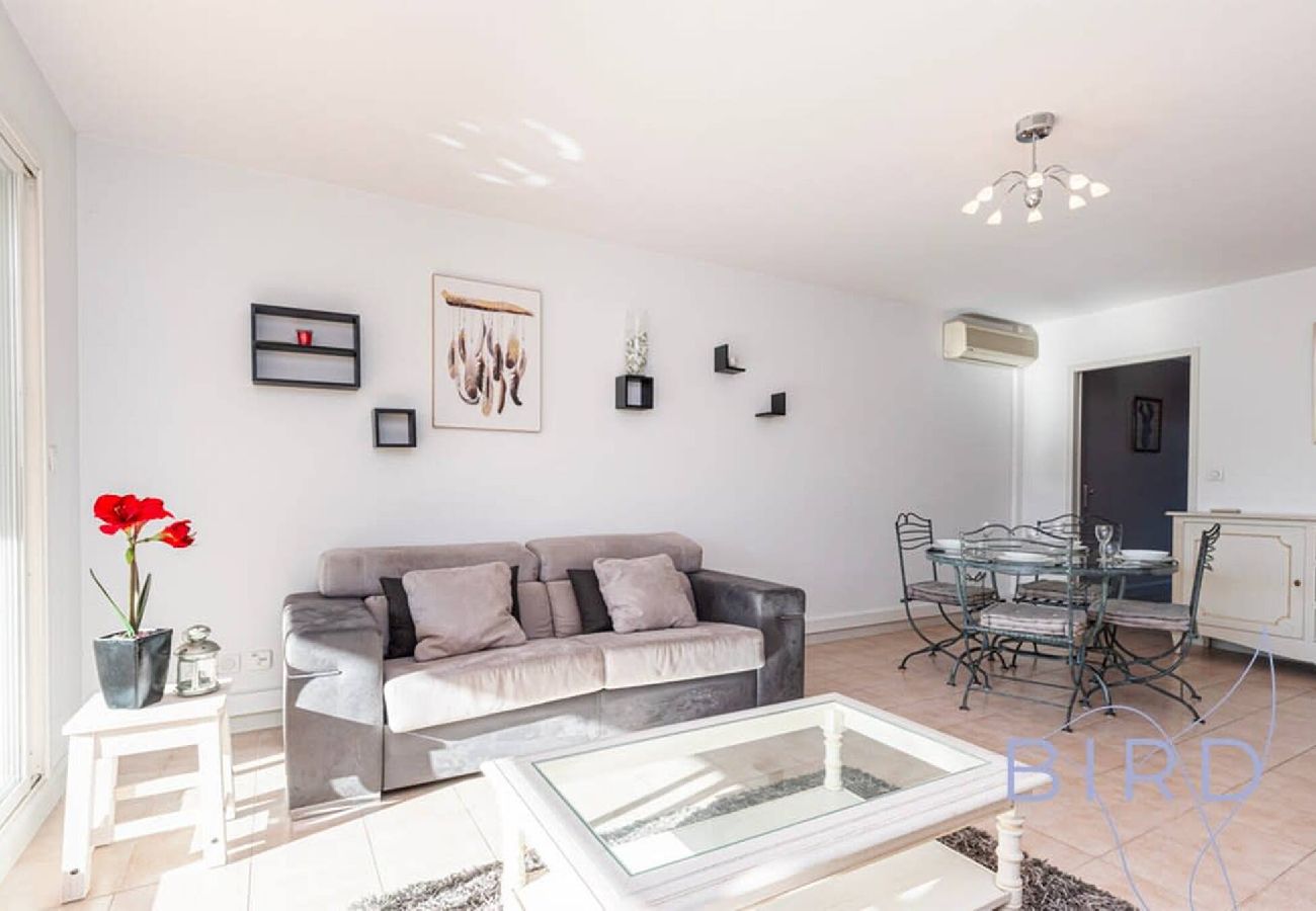 Appartement à Antibes - Spacieux T3 Piscine et Parking 