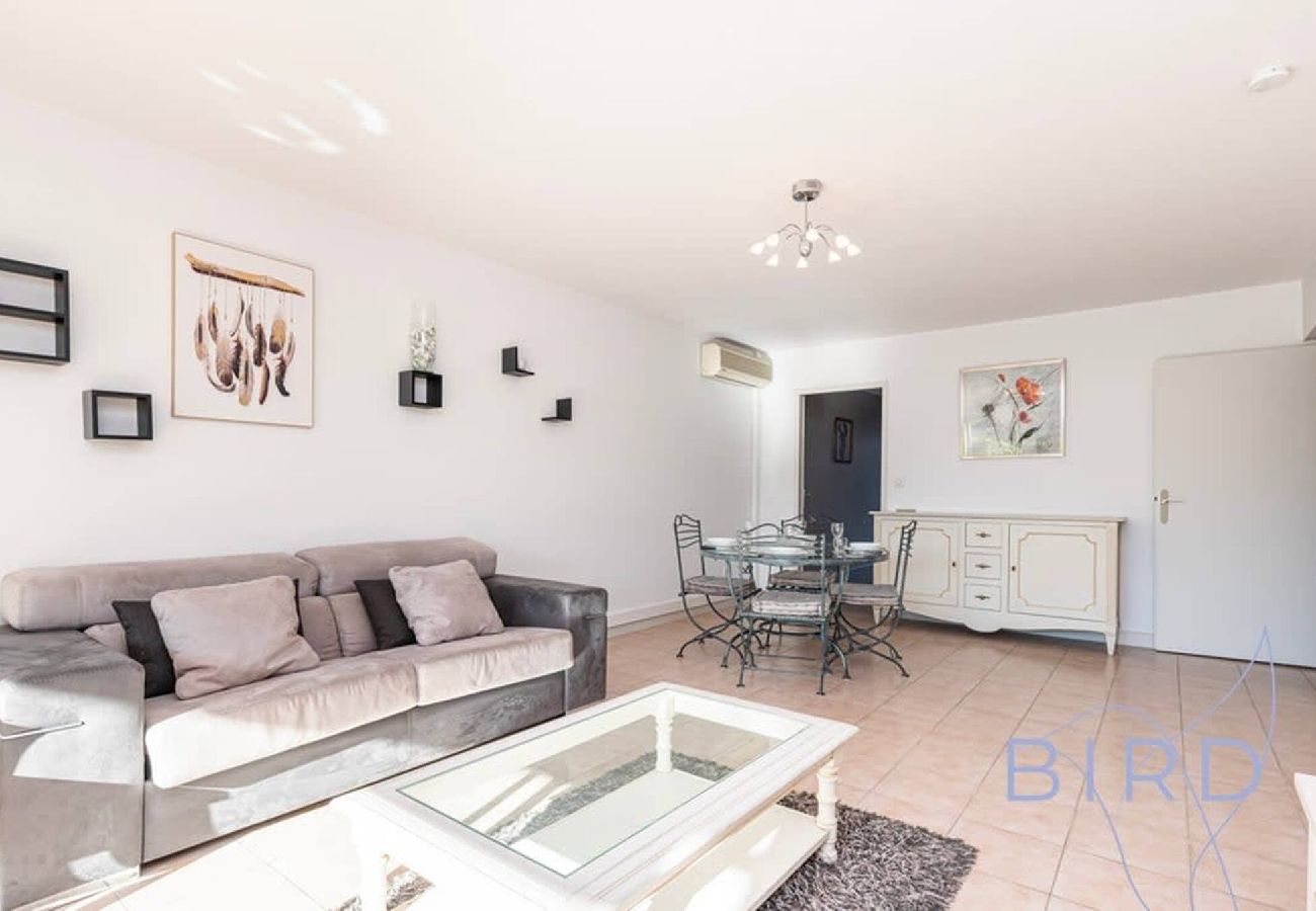 Appartement à Antibes - Spacieux T3 Piscine et Parking 