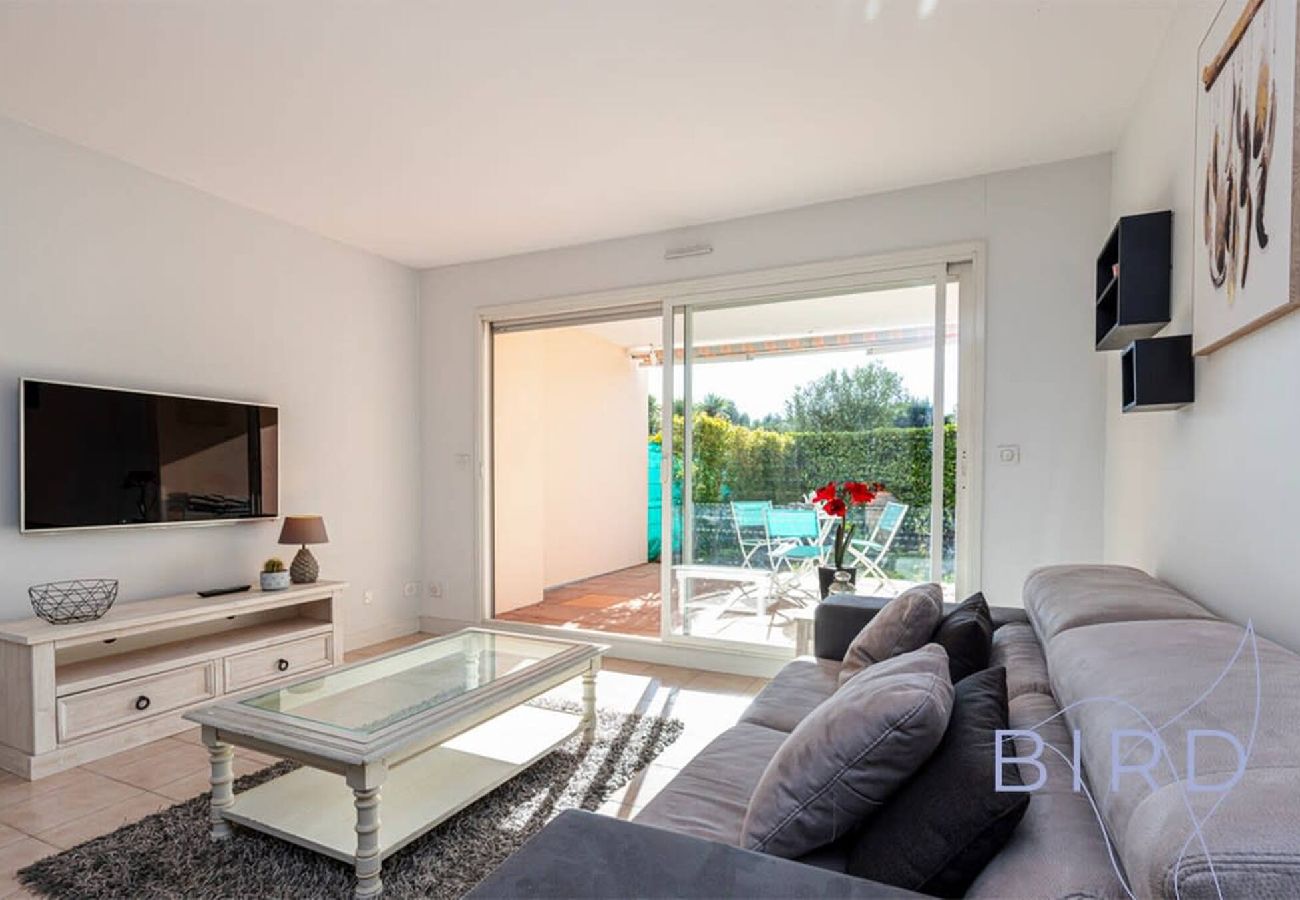 Appartement à Antibes - Spacieux T3 Piscine et Parking 