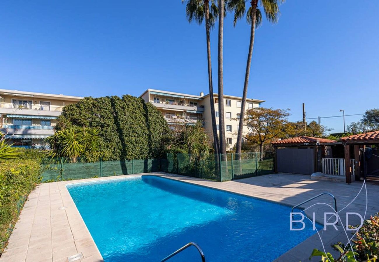 Appartement à Antibes - Spacieux T3 Piscine et Parking 