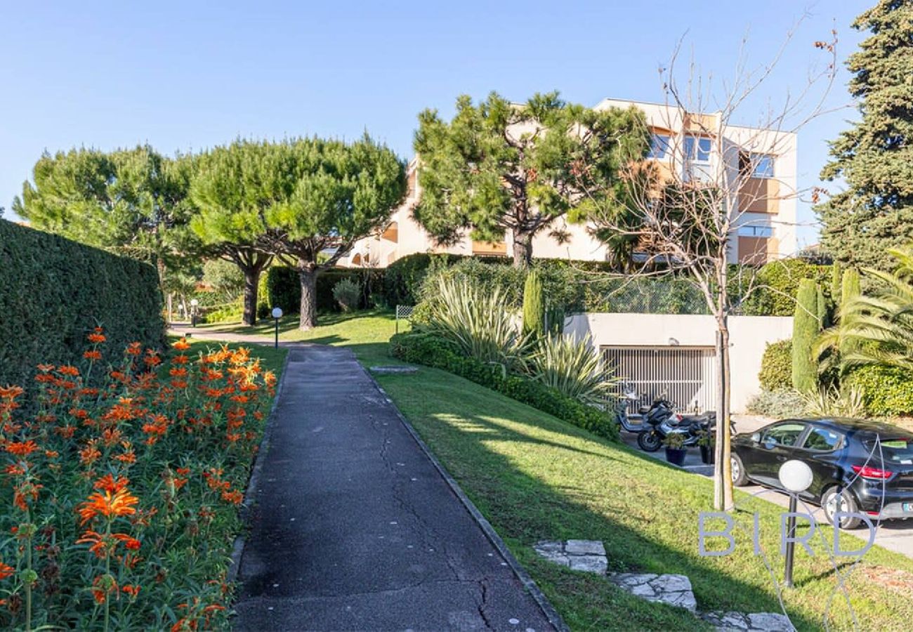 Appartement à Antibes - Spacieux T3 Piscine et Parking 