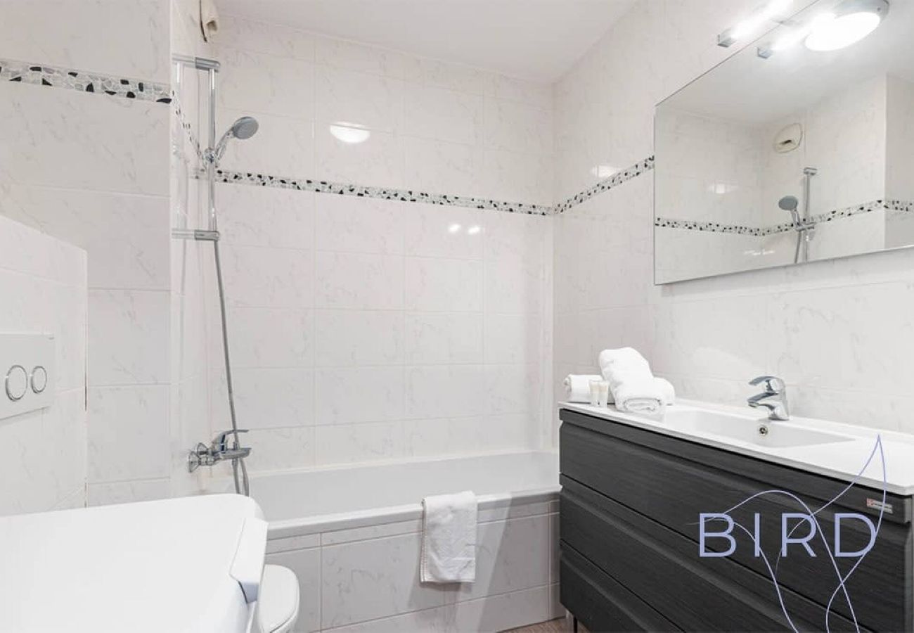 Appartement à Antibes - Spacieux T3 Piscine et Parking 