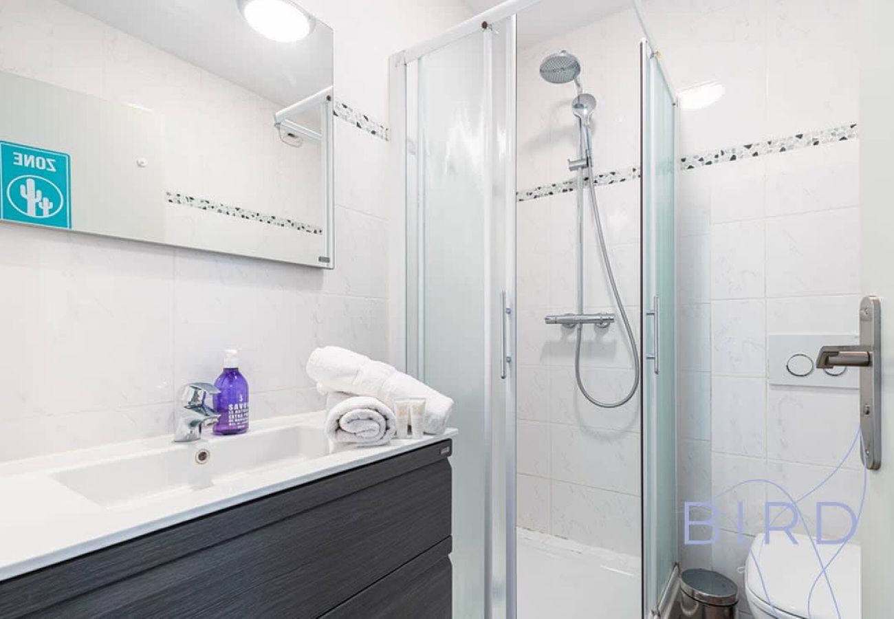 Appartement à Antibes - Spacieux T3 Piscine et Parking 